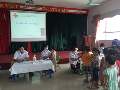 Trường mầm non Đô thị Sài Đồng phối hợp với các bác sĩ Trung Tâm y tế Quận Long Biên tổ chức khám sức khỏe lần I cho trẻ.